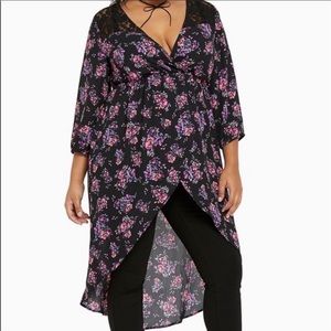 Torrid | Hi/Lo Tunic Blouse Size 1X Floral Print Lace Back V-Neck